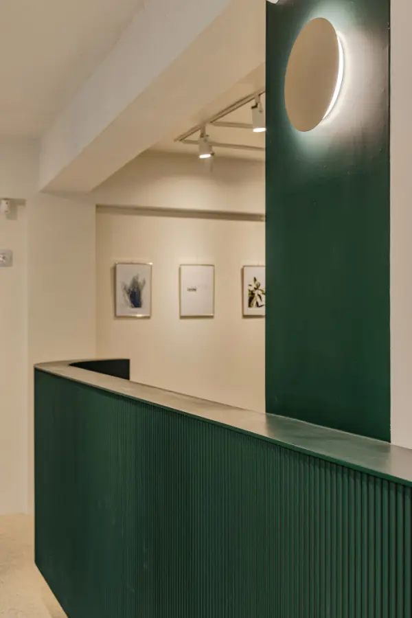 딥그린 플루티드 패널이 돋보이는 모던 리셉션